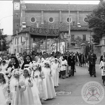 Processione con bambine per la prima comunione - don ivo Ortolina