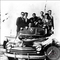 Gruppo con don Stefano Colombo su una Fiat 1400