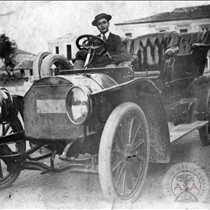 Ritratto su auto d'epoca